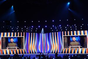 El presidente de Ucrania, Volodymyr Zelensky, apareció en la gala de los Grammys para dar un importante mensaje