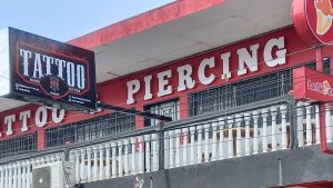 Familiares denuncian detención arbitraria de reconocido artista del tatuaje de San Miguel
