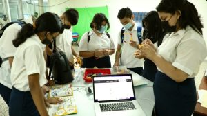 Jóvenes de Soyapango aprenden informática y robótica en laboratorios equipados por Estados Unidos