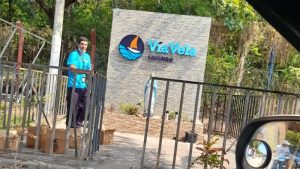 A pesar de descontento de los comerciantes, «Apulo Mamá» ya es «Vía Vela» en los rótulos del centro turístico del lago de Ilopango