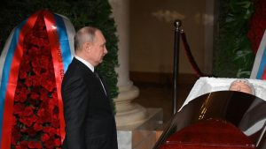 Putin acudió a un funeral cargando un misterioso maletín
