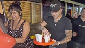 “¡Dios se los pague!”. Abigaíl Mancía y “El Ricky” repartieron 800 tamales y café a gente de la calle