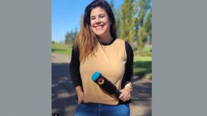 Reportera sufre estrepitosa caída durante transmisión en vivo y el video se hace viral