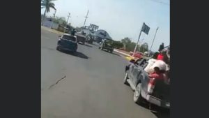 VIDEO: Presuntos sicarios persiguen un convoy militar en México