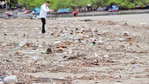 Pescadores de La Unión urgen a visitantes que no ensucien más las playas