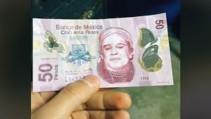 VIDEO: Joven recibe un billete falso de Juan Gabriel y se vuelve viral