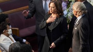 Kamala Harris pide que se prohíban armas de asalto en EE.UU.