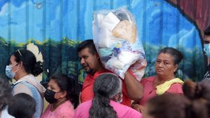 En Cárcel de Mujeres, compañeros de vida, hijos y padres esperan información de reas