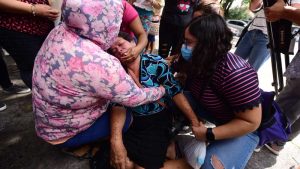 "¡Quiero a mi hijo!": Madre de detenido por régimen de excepción sufre crisis nerviosa en las afueras de la CSJ