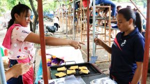 Futbolistas salvadoreñas de playa se rebuscan con la comida rápida
