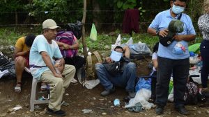 Mujer duerme bajo la lluvia afuera del penal de Izalco desde que su esposo fue detenido