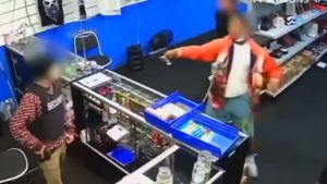 VIDEO: Tiroteo en una tienda de cigarros en California es grabado en cámara de seguridad