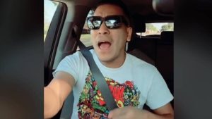 VIDEO. Tiktoker mexicano parodia diferentes formas de bailar de las señoras