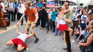 VIDEO. “Les sacó el jugo”. Yajaira entusiasmó a turistas que bailaron con ella