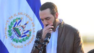 ¿Cómo afecta a los salvadoreños que El Salvador sea evaluado como una muy probable "mala paga"?