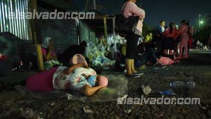 Las madres que acampan afuera de Mariona esperando la liberación de detenidos en régimen de excepción