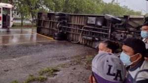 Un mujer muerta y 8 pasajeros heridos en accidente de bus en carretera Santa Ana