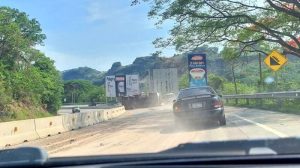 VIDEO: Momento en el que camión cargado con tierra volcó en carretera al Puerto de La Libertad