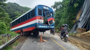 10 pasajeros heridos al chocar bus en Santiago Texacuangos