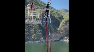 VIDEO. ¡Milagro! Se salvó de morir tras romperse la cuerda de bungee