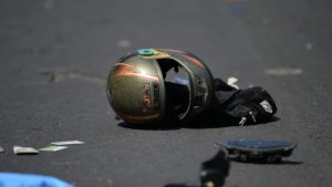 Motociclistas impactan contra separador y acompañante muere arrollada en Sonsonate