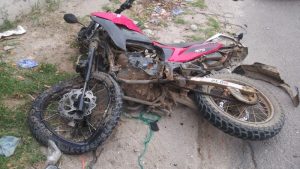 Conductor intentó rebasar y chocó contra dos motociclistas en la Troncal del Norte