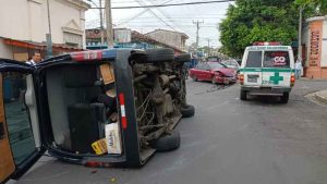 Mujer y menor resultan lesionados en vuelco de microbús tras ser impactado por sedán en Santa Ana