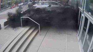 VIDEO: Captan impactante choque de un Tesla sin frenos contra un edificio en Ohio