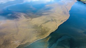 Lago de Coatepeque tiene extensos parches cafés por concentración de algas