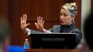 Amber Heard y su "brillante coartada" que probaría que no defecó en la cama de Johnny Depp