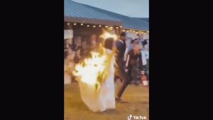 VIDEO. Novios se viralizan tras prenderse fuego en medio de la boda