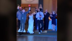 VIDEO. Novio “no pudo ir” a su boda y su pareja lo reemplazó con una figura de cartón