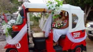 VIRAL. Novios transforman mototaxi en carroza de boda