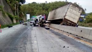 Trailer se accidenta e incendia en carretera al Puerto
