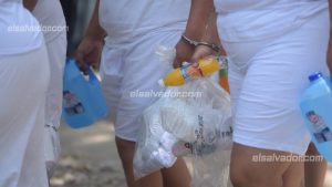 "Mi hijo quedó de 6 meses": Esposos y familiares llegan a Cárcel de Mujeres en busca de información