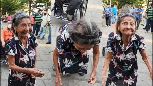 VIDEO: A sus 86 años doña Catita hace “la caída de la hoja” en pleno baile