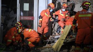 Decenas de desaparecidos tras derrumbe de un edificio en China