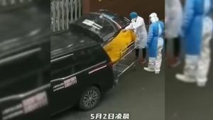 VIDEO: ¡Insólito! Anciano es trasladado a la morgue aún con vida en China
