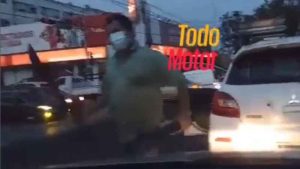 Intolerancia al volante: Conductor persigue a otro con un corvo tras acalorada discusión en una calle de San Salvador