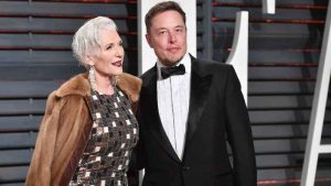 Madre de Elon Musk lo reprende a través de Twitter por un “comentario de mal gusto”