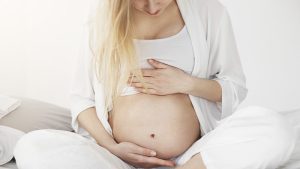 VIRAL: Madre en TikTok comparte cómo se mueve su bebé en su vientre