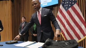 Alcalde de Nueva York urge acelerar permisos de trabajo para inmigrantes