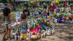 Una semana después del tiroteo empiezan los funerales en Uvalde