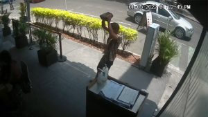 IMÁGENES SENSIBLES: Hombre lanza una piedra a un niño en México