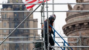 Esto gana un indocumentado en Nueva York; reporte dice que hay abusos y discriminación