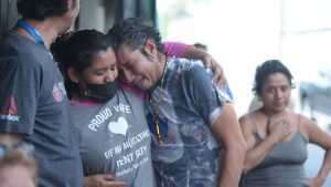 "Era bien jovencita, no llegaba a los 30". Mujer muere por intoxicación alcohólica en cantina de San Salvador