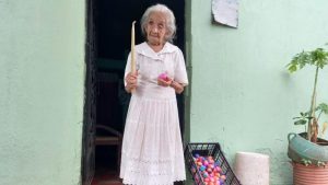 A sus 93 años, Juana Aparicio mantiene vivas las tradiciones en Zacatecoluca