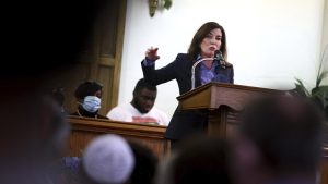 Gobernadora de Nueva York pide que policía comience a patrullar escuelas