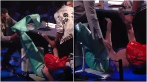VIDEO: Katy Perry sufre aparatosa caída vestida como "La Sirenita" en plena transmisión en vivo