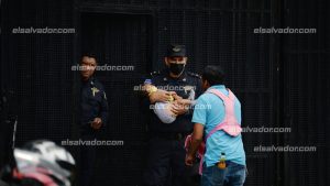 "Duele porque yo crecí sin madre". Mujer logra amamantar a su bebé en "El Penalito"